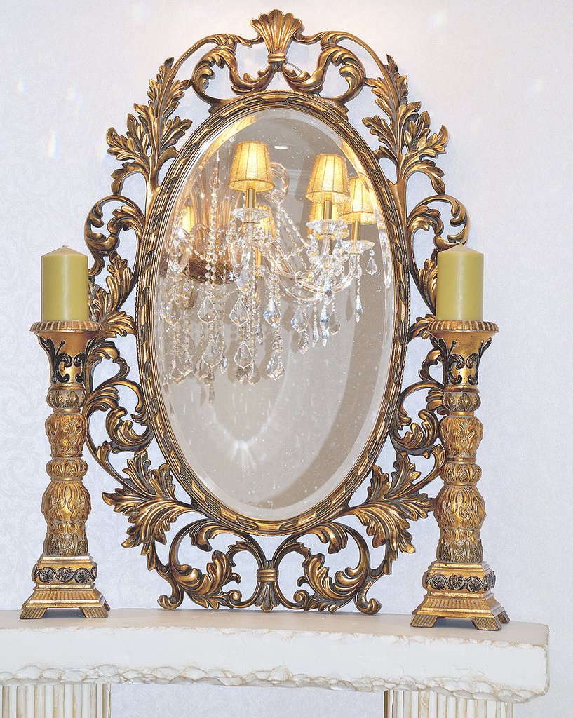Настенное зеркало в золотой раме Гойя