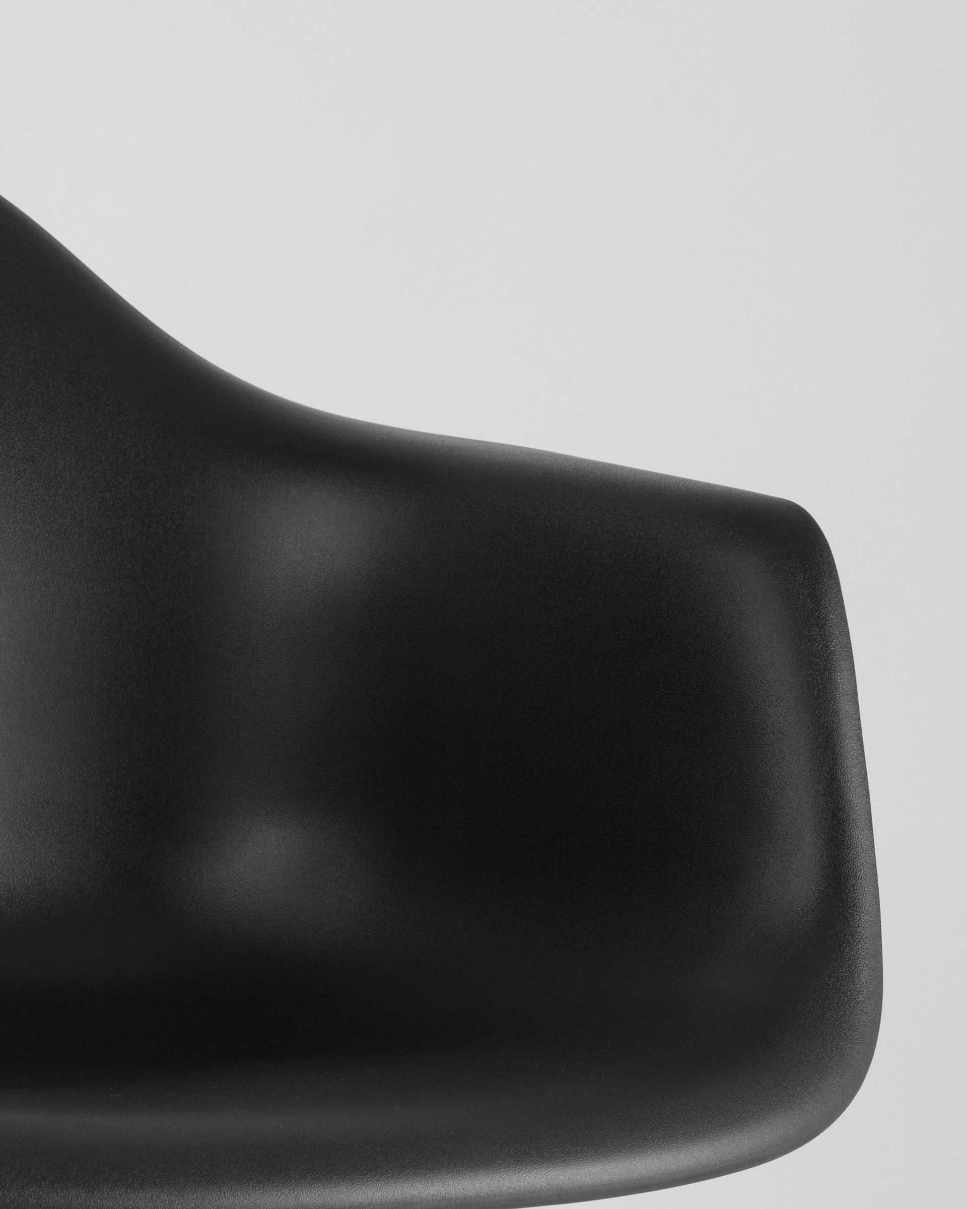 Стул DAW черный, сиденье PP пластик, эргономичные подлокотники, основание массив бука