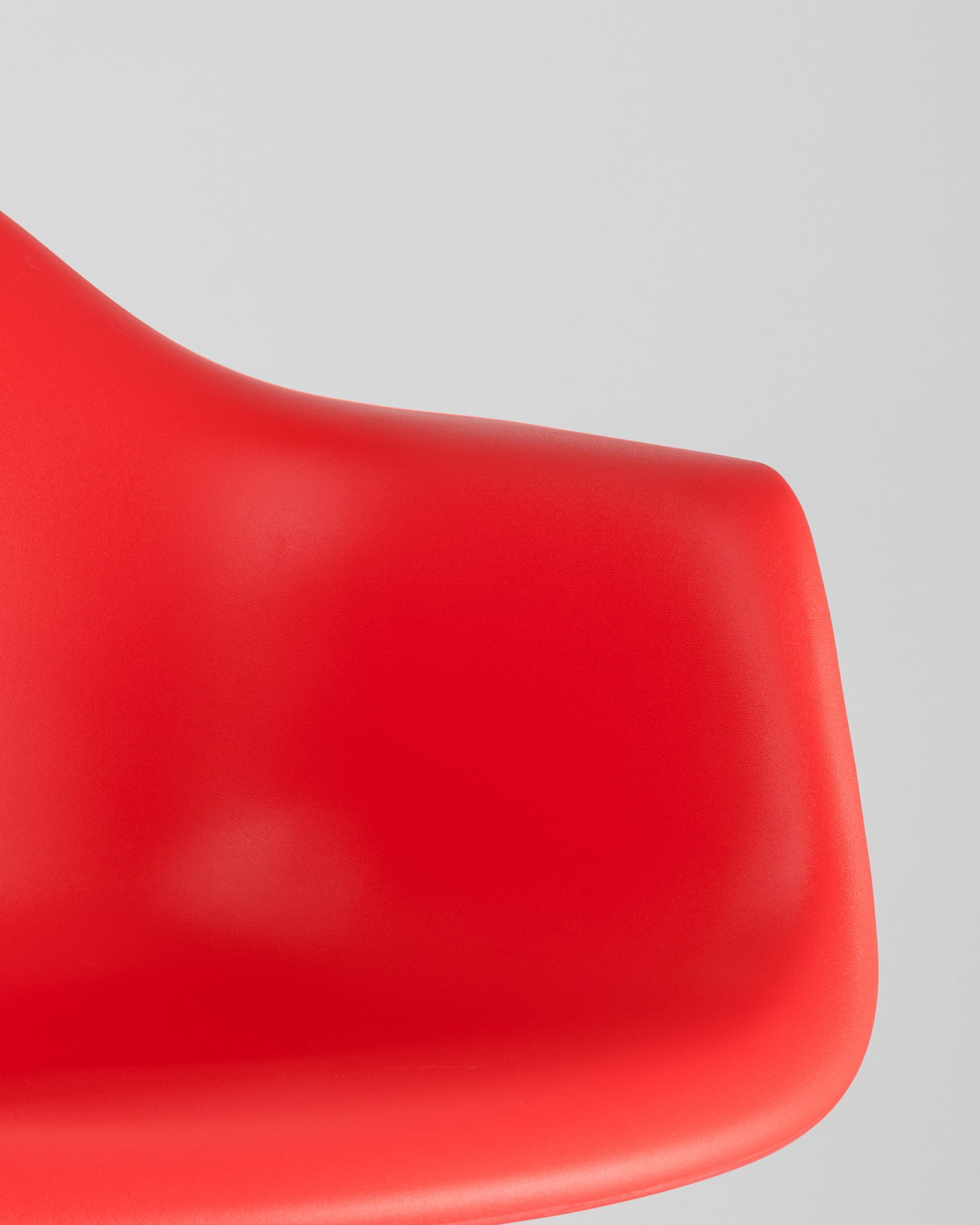 Стул DAW красный, сиденье PP пластик, эргономичные подлокотники, основание массив бука