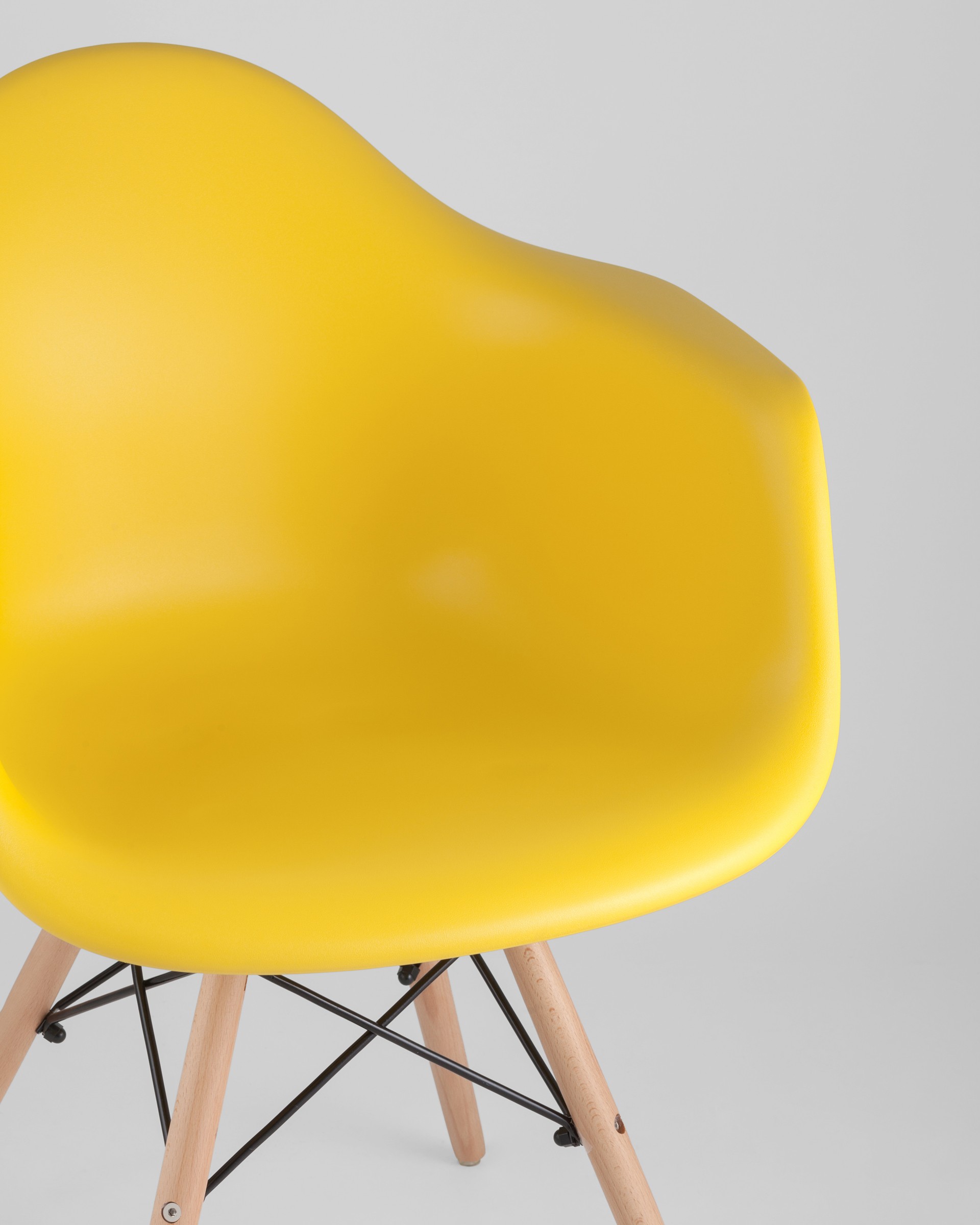 Стул DAW желтый, сиденье PP пластик, эргономичные подлокотники, основание массив бука