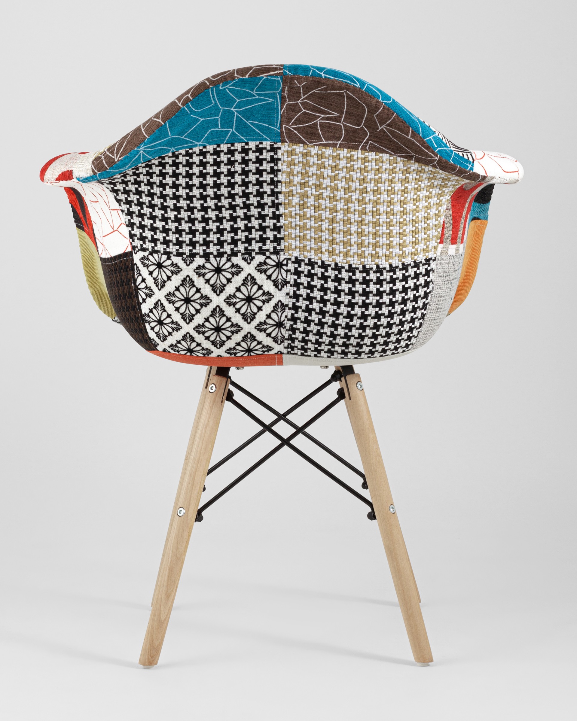 Кресло Eames DSW обивка тканевая в стиле пэчворк, ножки из массива бука