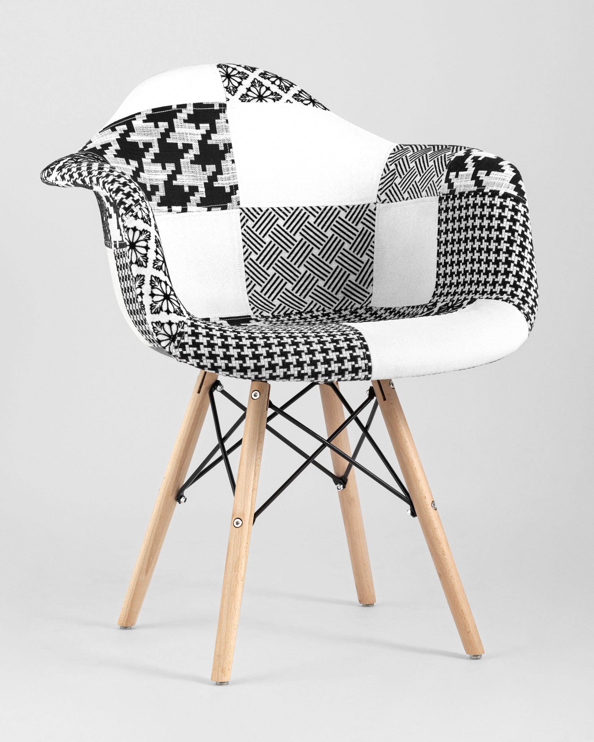 Кресло Eames в стиле пэчворк черно-белое, ножки массив бука