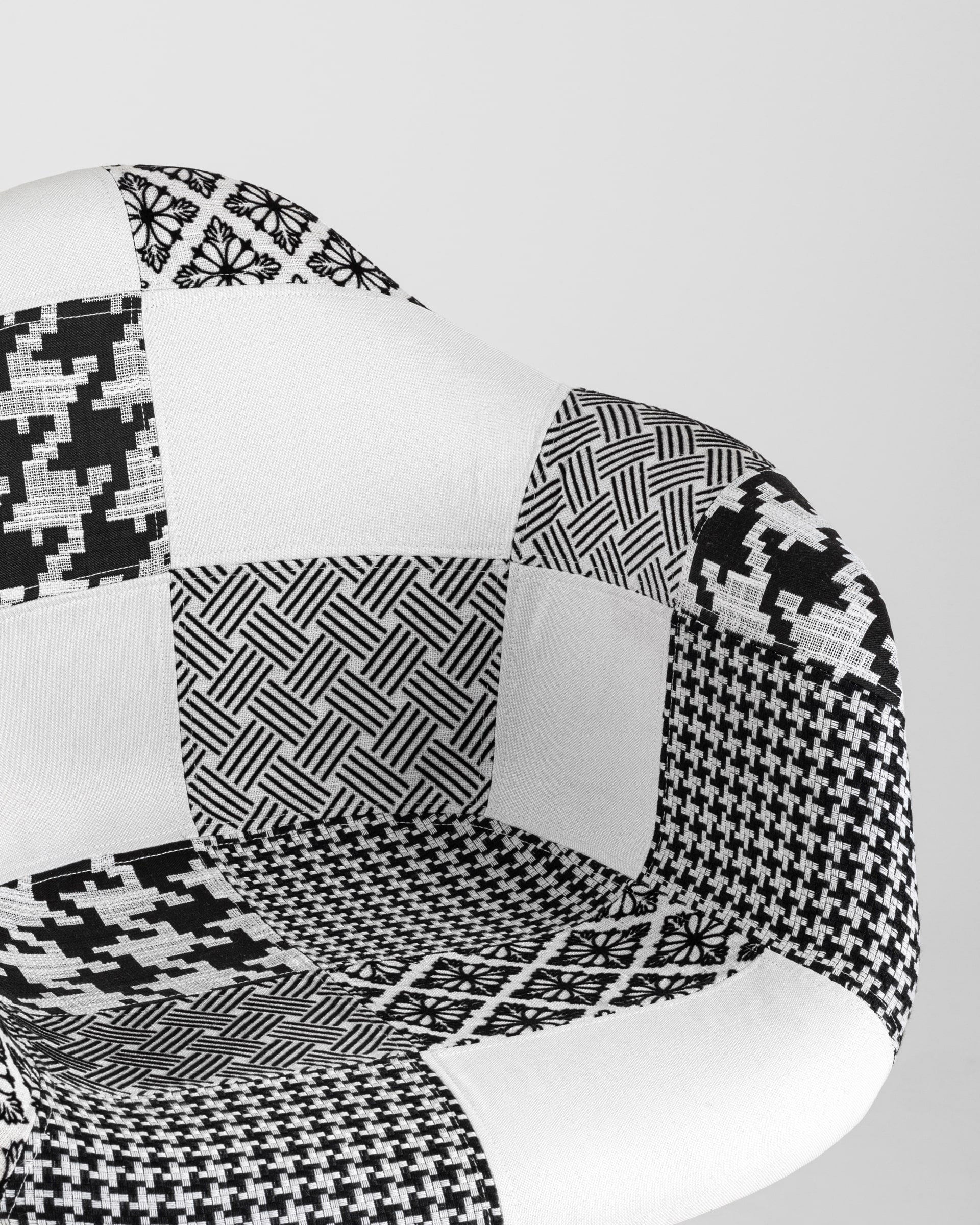 Кресло Eames в стиле пэчворк черно-белое, ножки массив бука