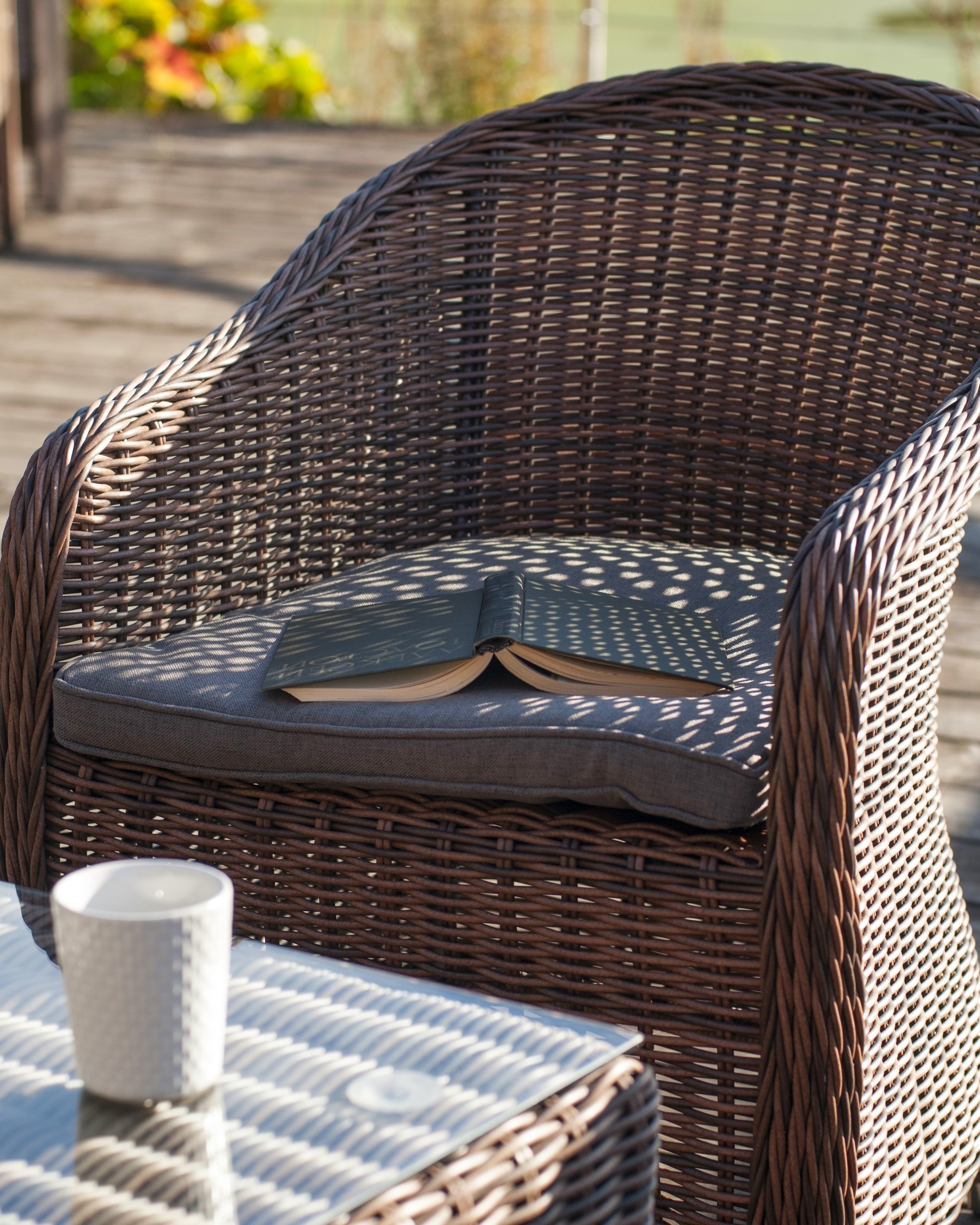 Плетеное кресло из искусственного ротанга, цвет коричневый с темно-серой подушкой "Равенна"