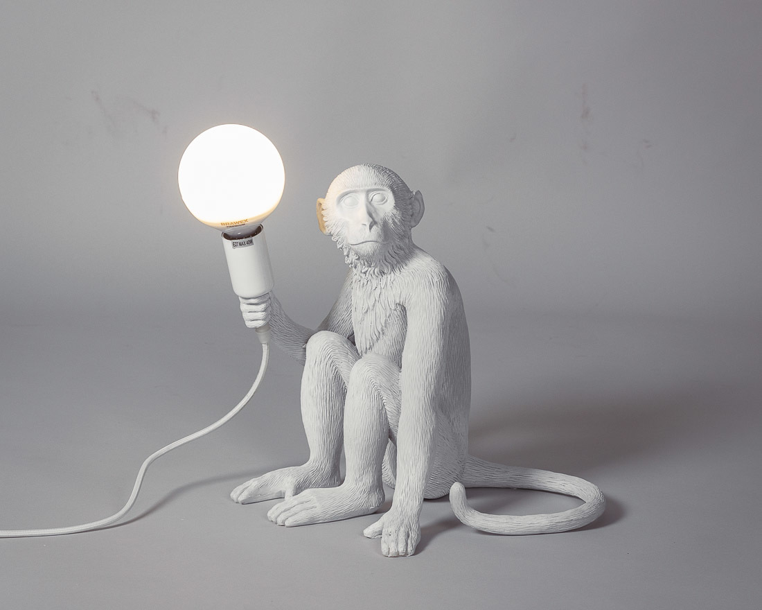 Лампа настольная The Monkey Lamp Sitting Version h32 белый