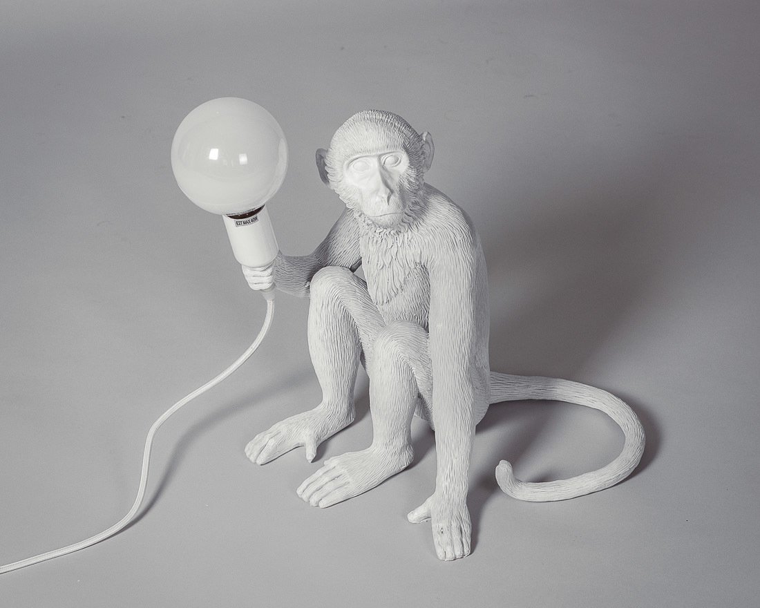 Лампа настольная The Monkey Lamp Sitting Version h32 белый