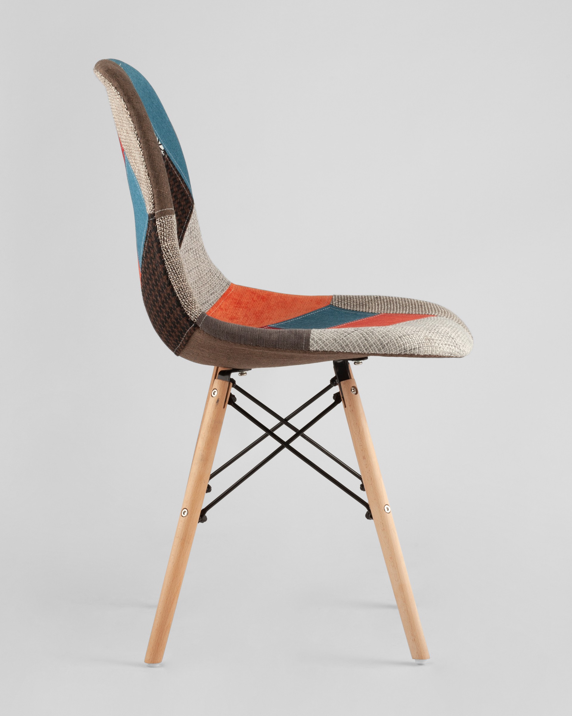 Стул Eames DSW в тканевой обивке в стиле пэчворк, сиденье пластиковое, ножки деревянные