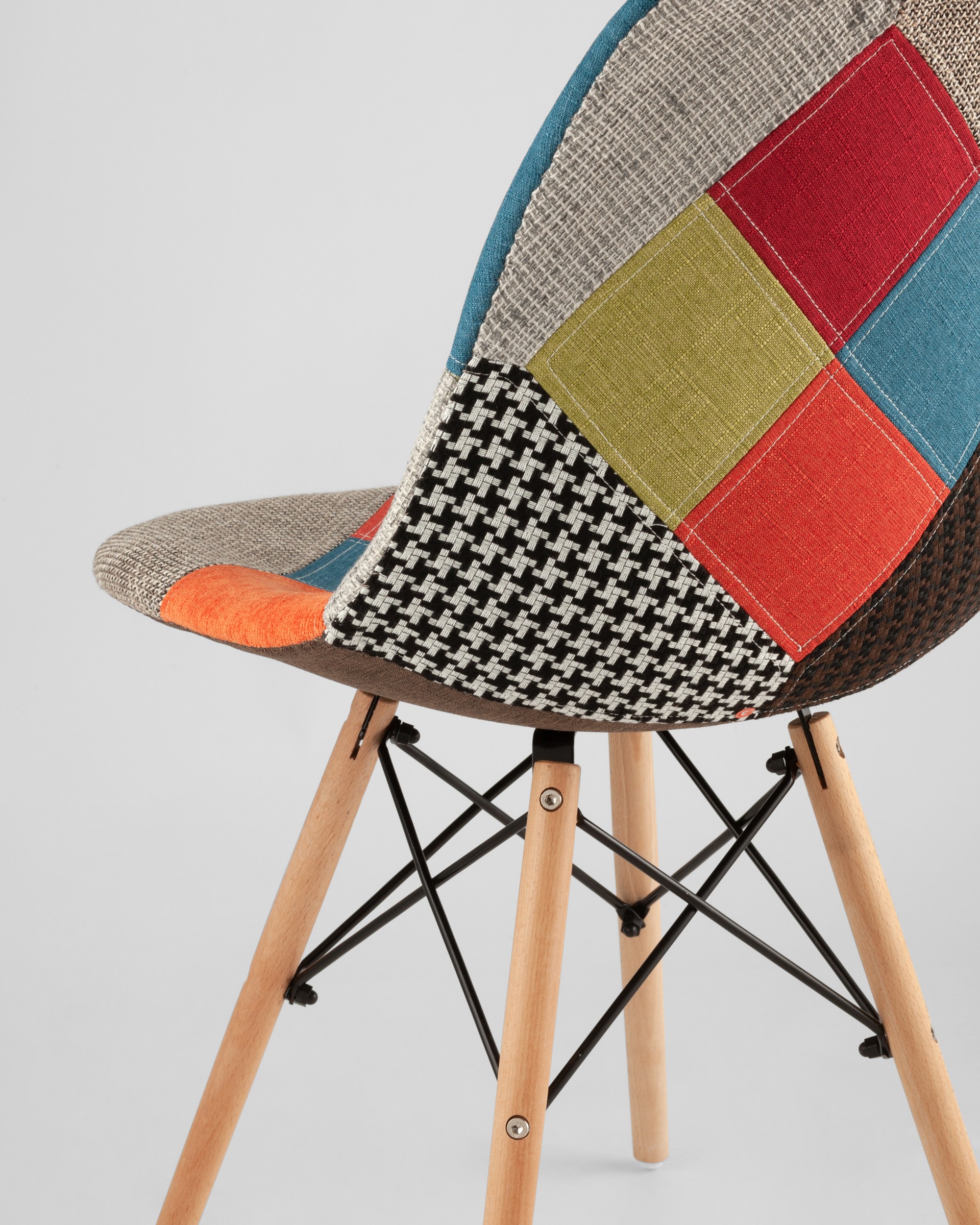 Стул Eames DSW в тканевой обивке в стиле пэчворк, сиденье пластиковое, ножки деревянные
