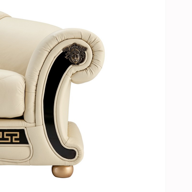 Кресло бежевое Versace